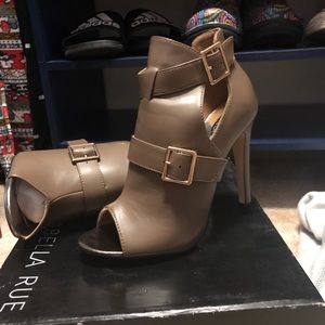 Size 9 Izabella Rue stilettos